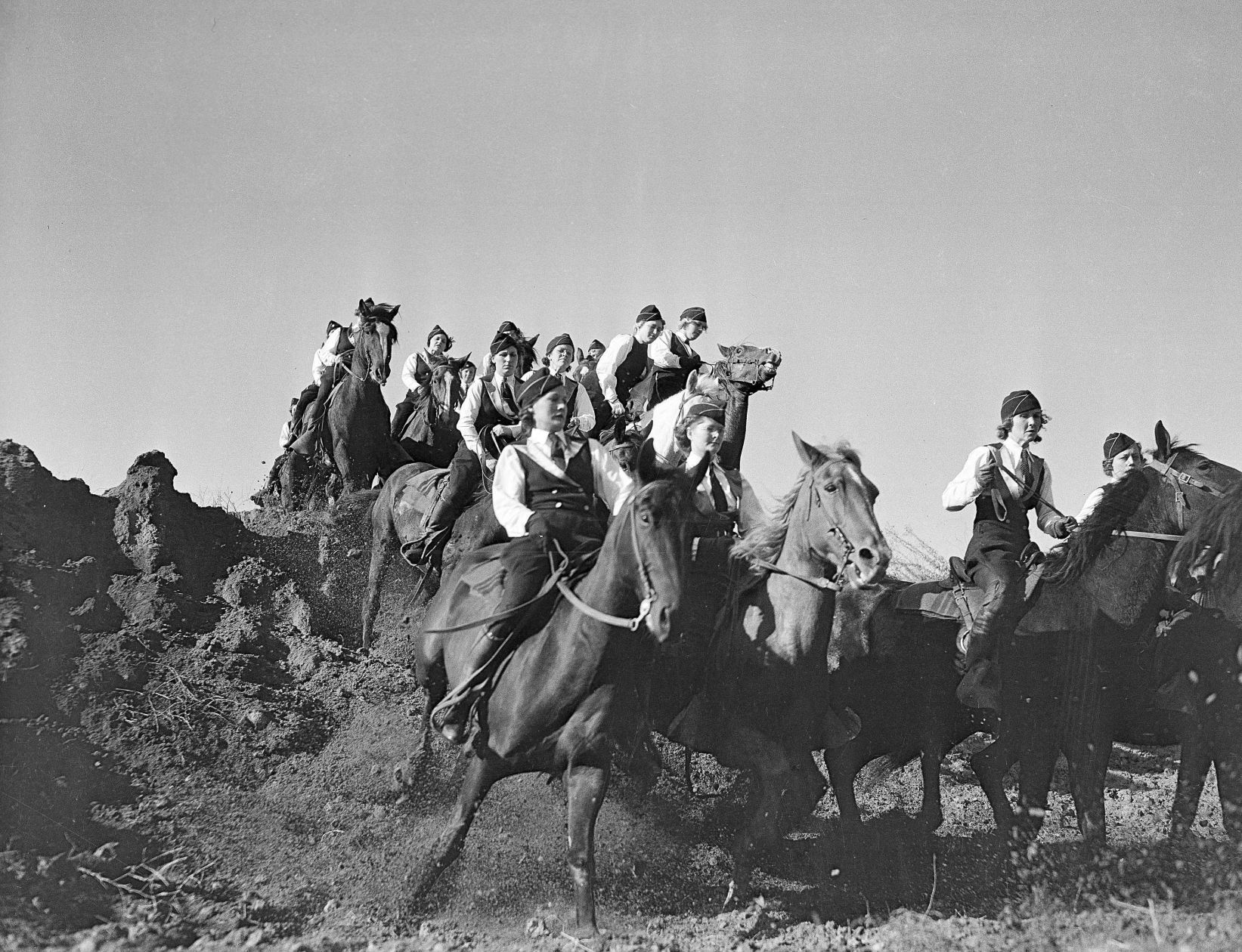 1935: Cavalrywomen Exercises